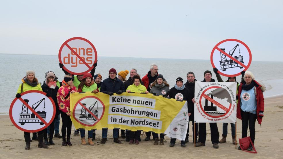 Die Deutsche Umwelthilfe, hier Aktivisten bei einer Demonstration gegen die geplanten Erdgasbohrungen vor Borkum, will rechtliche Schritte gegen die niederländische Gerichtsentscheidung einleiten, die Bohrungen zu genehmigen. © Deutsche Umwelthilfe