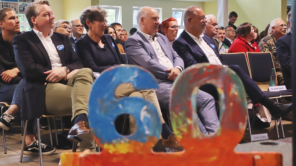 Christian Brahms (1. Vorsitzender der Lebenshilfe Leer), Jenny Daun (Erste Kreisrätin) und der Leeraner Bürgermeister Claus-Peter Horst (von links) lauschten der Rede des Lebenshilfe-Landesvorsitzenden Erwin Drefs (Bild rechts).  © Foto: Ammermann