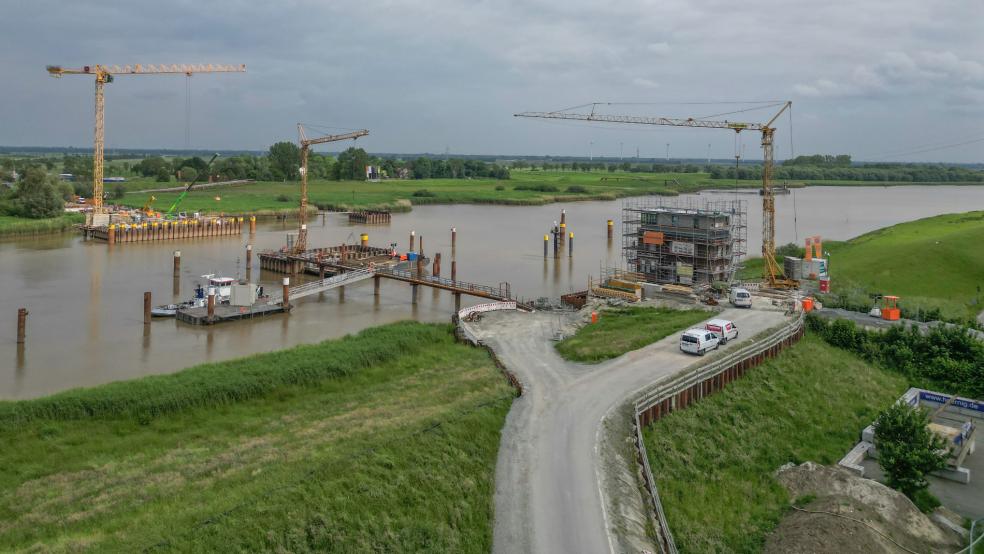 Die Baustelle zur Errichtung der neuen Friesenbrücke, im Vordergrund die Weeneraner Seite mit dem Brückenwärterhaus. © Bruins