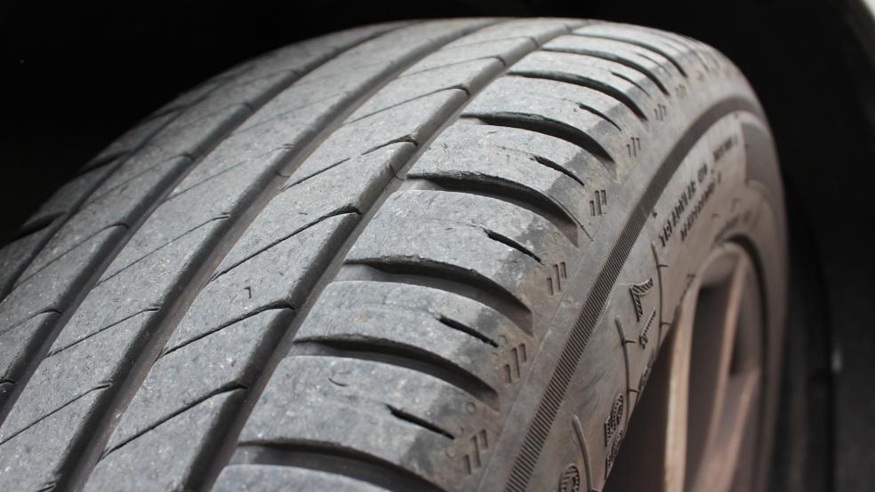 Nach ersten Erkenntnissen der Polizei platzte der hintere linke Reifen am Auto, dadurch geriet es ins Schleudern. © Pixabay (Symbolfoto)