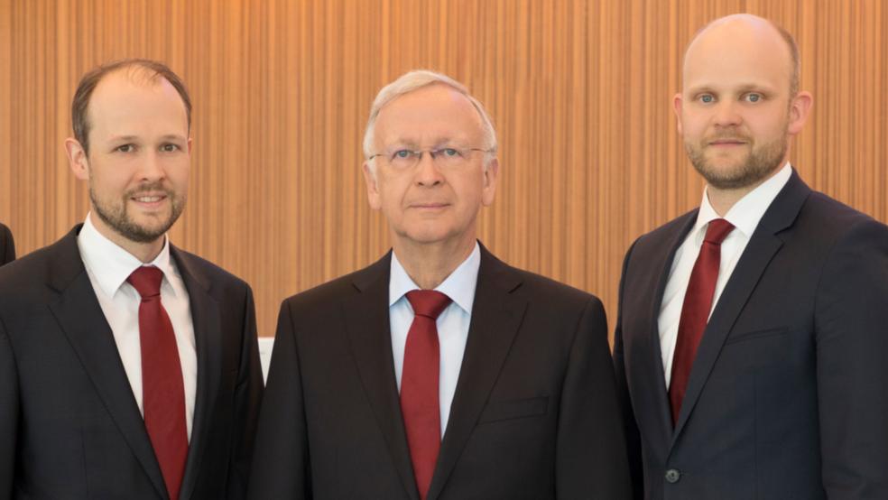 Seniorchef Bernard Meyer mit seinen Söhnen Jan (links) und Tim (rechts). © Meyer Werft (Archiv)