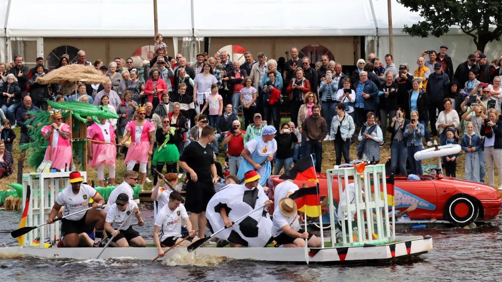 Viele Schaulustige am Ufer zückten ihre Handys, um den Jux-Wettkampf im Bild festzuhalten. Insgesamt kamen rund 1200 Besucher nach Pogum, um das spektakuläre »Badewannenrennen« auf dem Sieltief beim Schöpfwerk zu verfolgen.  © Ammermann