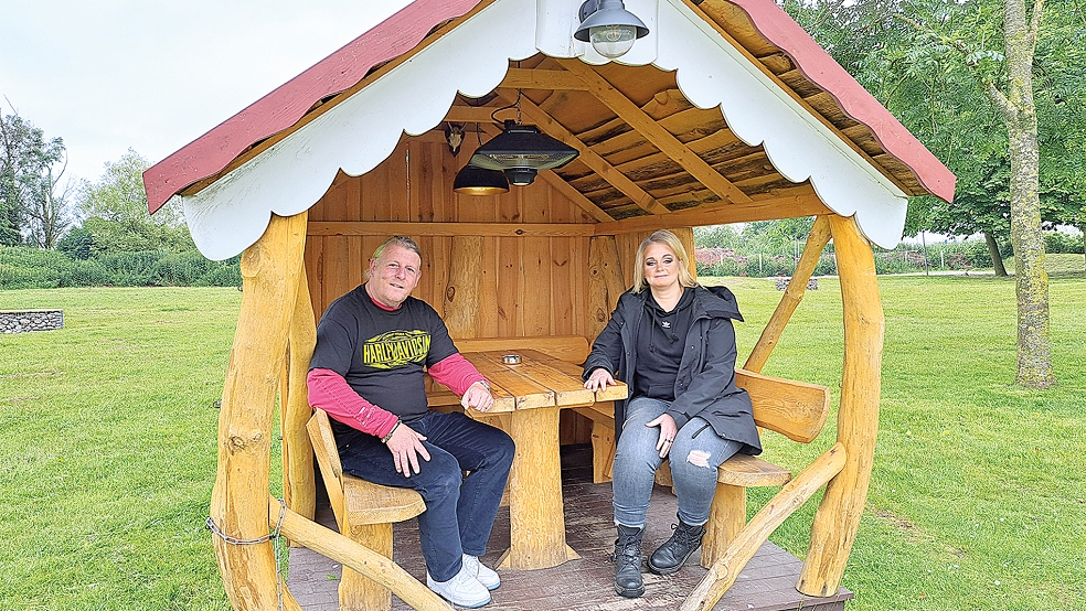 Pächter Michael Langenscheidt und Christiane Dorenbos von der Gemeinde Jemgum nahmen zur Saisoneröffnung in Holtgaste schon mal Platz in einer der neuen Strandhütten.  © Foto: Szyska