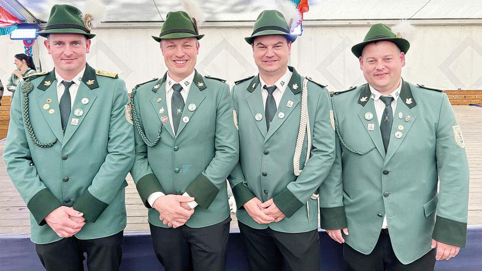 Matthias Meyer, Arno Broers, Markus Leggedör und Wenko Loerts (im Bild von links) wurden für ihre ehrenamtliche Arbeit mit einer Verdienstnadel ausgezeichnet.  © Foto: Schützenverein Diele
