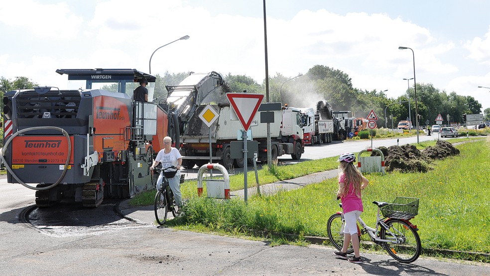 Mit schwerem Gerät ist die Firma Koch auf der Papenburger Straße im Einsatz, der Asphalt der Fahrbahn wird seit gestern abgefräst.  © Foto: Wolters