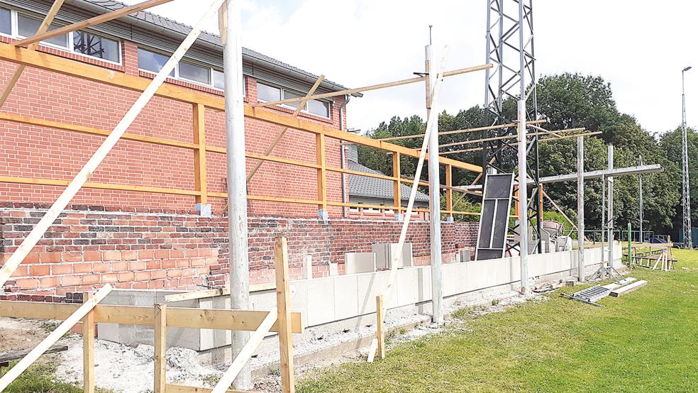 Die Tribüne am Fußballplatz des SV Teutonia Stapelmoor wird derzeit saniert. Die alte Anlage war in die Jahre gekommen und wird nun wieder fit gemacht.  © Foto: Berents