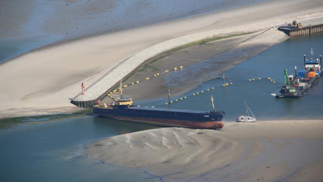Frachtschiff blockiert Hafeneinfahrt