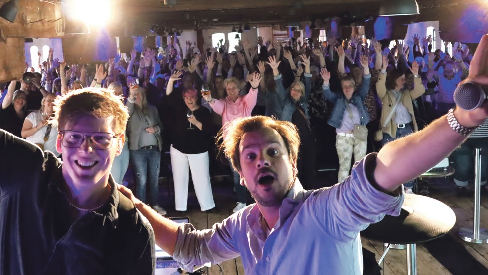 Maximillian Saul (links) und Simon Brölker gaben im Zollhaus beim Rudelsingen den Takt vor.  © Foto: Ammermann