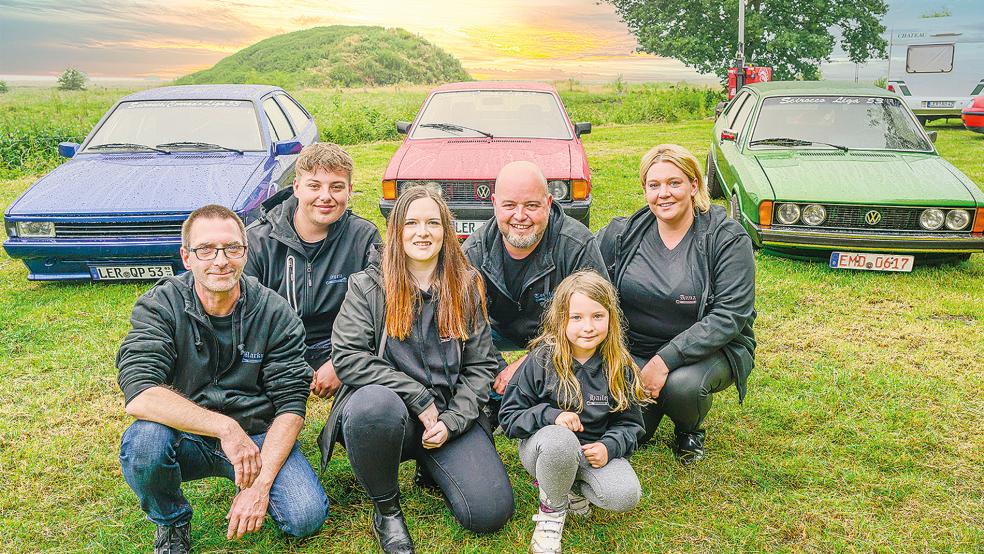 Die Organisatoren des ersten Scirocco-Treffens an der alten Schule in Boen (von links): Markus Wessels, Sven Strack, Kimbaly Spin, Torsten Spin, Hailey Spin und Anna Spin.  © Foto: Bruins