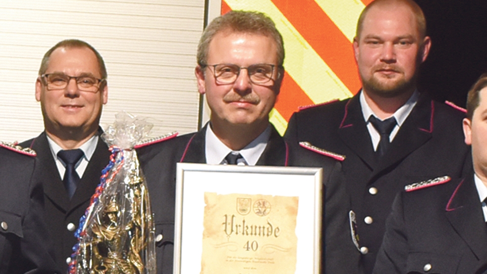 Für 40 Jahre bei der Feuerwehr Diele wurde Kuno Fokken bereits im März ausgezeichnet worden.  © Foto: Kuper/Archiv