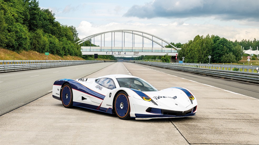 Das Rekord-E-Auto auf dem ATP-Prüfgelände in Papenburg. Im Hintergrund ist die Brücke im Zuge der Johann-Bunte-Straße zu sehen.  © Foto: MAT-Manifattura Automobili Torino