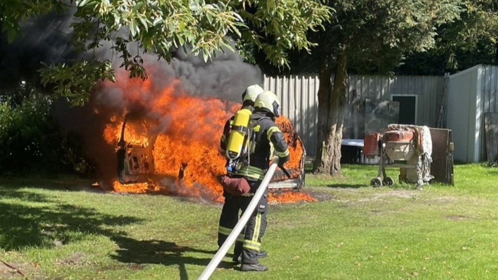 Beim Eintreffen der ersten Feuerwehrleute stand das Fahrzeug bereits in Vollbrand. © Daniel Gerock (Feuerwehr)