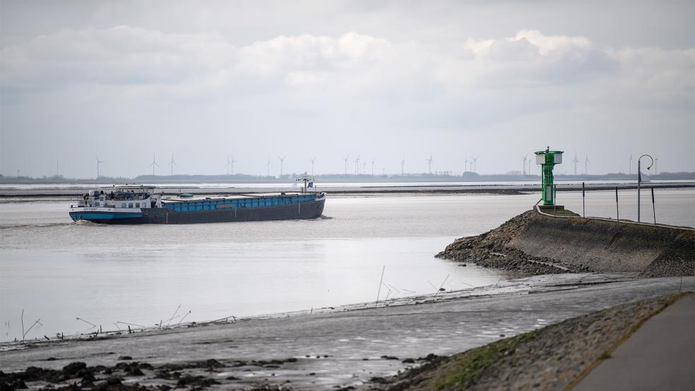 Das Planfeststellungsverfahren für die Außenemsvertiefung läuft gerade.  © Foto: dpa