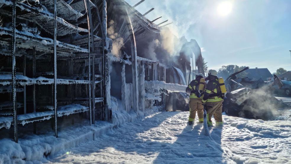 Der Brand hatte sich auf den Verkaufsraum des Autohauses ausgebreitet. Zahlreiche Fahrzeuge brannten vollständig aus. © Feuerwehr Wiesmoor