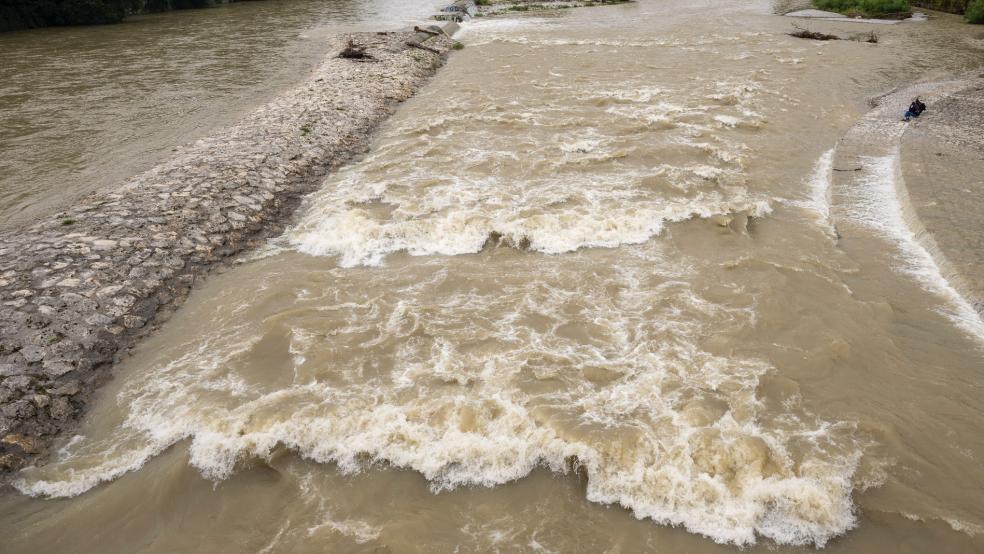 Überflutungen wie am Ufer der Isar in München sollen im Rheiderland durch gute Vorbereitung verhindert werden. © Puchner/dpa