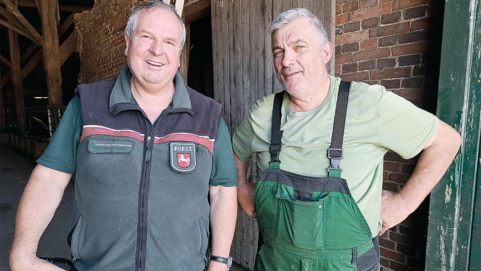 Bezirksförster Erich Delfs (links) ist als Begutachter von Wolfsrissen zurzeit ein Dauergast in der Gemeinde Jemgum. Gestern war er bei Dieter Bronn in Jemgum, um die Verletzung eines Schafes und den Verlust eines Lammes zu dokumentieren.  © Foto: Szyska