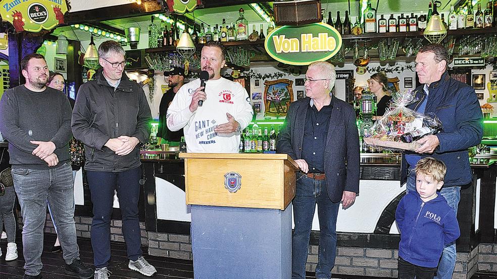 Bei der Verabschiedung von Marktmeister Hinderk Leemhuis: Von links Schausteller Dennis Eden, Bürgermeister Heiko Abbas, am Rednerpult der Vorsitzende des Vereins Reisender Schausteller, Timo von Halle, Marktmeister Hinderk Leemhuis, Theo von Halle mit dem Geschenk für Leemhuis und sein Enkel Alwis.  © Foto: Wolters
