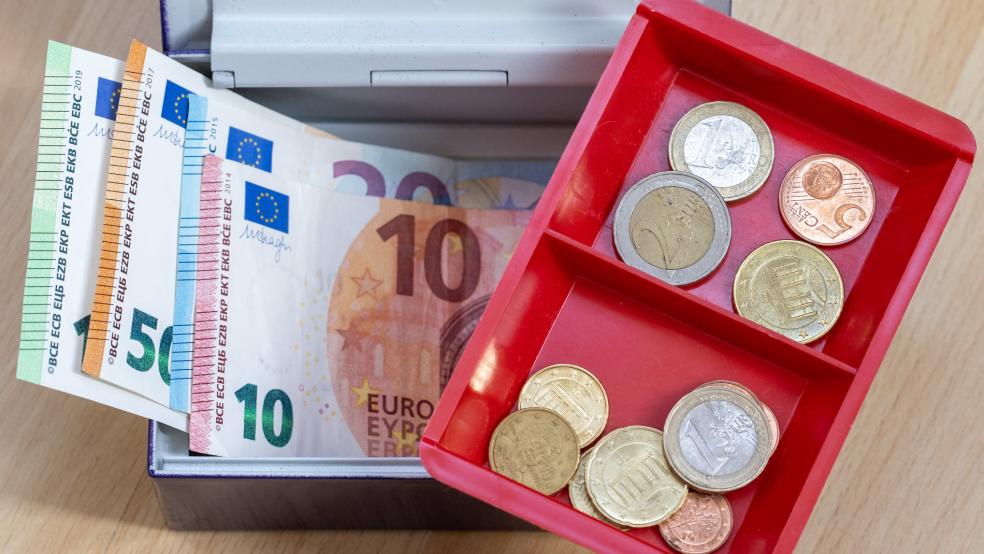 In der Haushaltskasse der Gemeinde Moormerland ist genügend Geld vorhanden. Zum Jahresende 2023 war es die ostfrieslandweit einzige Kommune, die keinerlei Schulden gegenüber Kreditinstituten oder Unternehmen hatte. © Karmann (dpa/Symbolfoto)