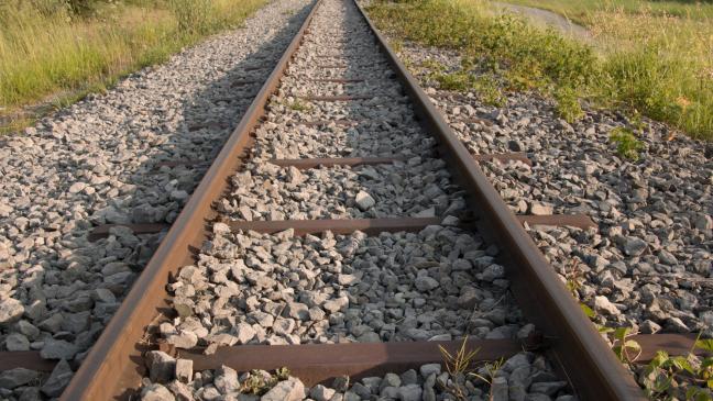 Auto stößt mit Zug zusammen