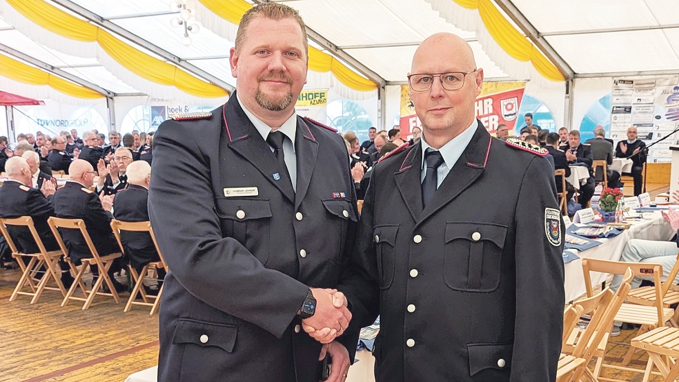 Dominik Janßen, Pressesprecher der Kreisfeuerwehr (links), und sein neuer Stellvertreter Joachim Rand aus Holthusen.  © Bruns/Feuerwehr