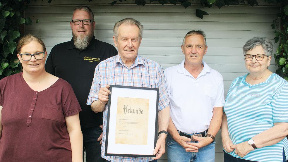 Roelf Dreesmann (Mitte) bekam für seine Verdienste als langjähriger Vorsitzender der Theatergruppe die Ehrenurkunde überreicht von der neuen Vorsitzenden Martina Scheer (von links), Timo Winterboer, Garrelt Janssen und Waltraud Dreesmann.  © Foto: Busemann