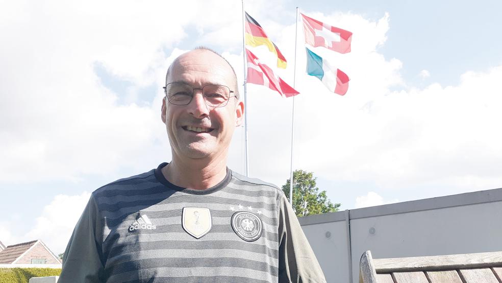 Die Flaggenmasten im Garten von Hans Huisinga zeigen es an: Heute Abend treffen im Achtelfinale Deutschland und Dänemark sowie Schweiz und Italien aufeinander.  © Foto: Berents