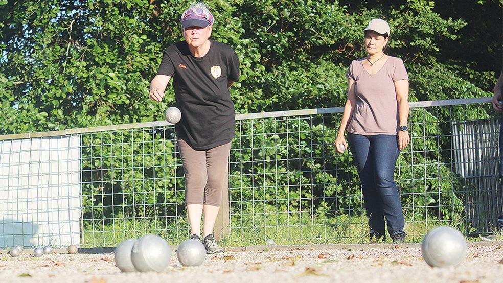 Die Boule-Spieler des SV Wymeer-Boen feilen fleißig an ihrer Präzision und Technik. Erste Wettkampferfahrung konnten die Rheiderländer auch schon sammeln.  © Foto: Berents