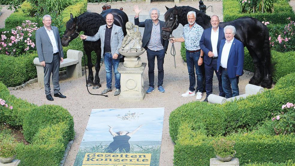 Freuen sich auf das Finale der Gezeitenkonzerte (von links): Lothar Janssen, Sprecher der Arbeitsgemeinschaft der Volksbanken und Raiffeisenbanken in Ostfriesland, Raoul-Philip Schmidt, Matthias Kirschnereit, Helmuth Brümmer, Holger Franz, Vorstandsvorsitzender der Ostfriesischen Volksbank, und Landschaftspräsident Rico Mecklenburg mit den Friesenpferden Sibo und Gauke.  © Foto: Berents