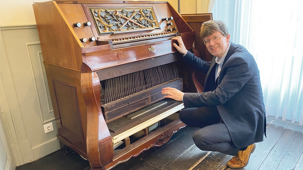 »Das Orgelwerk dieser Bureau-Orgel ist original erhalten«, stellte Organeumsdirektor Winfried Dahlke erfreut fest.  © Fotos: Kuper