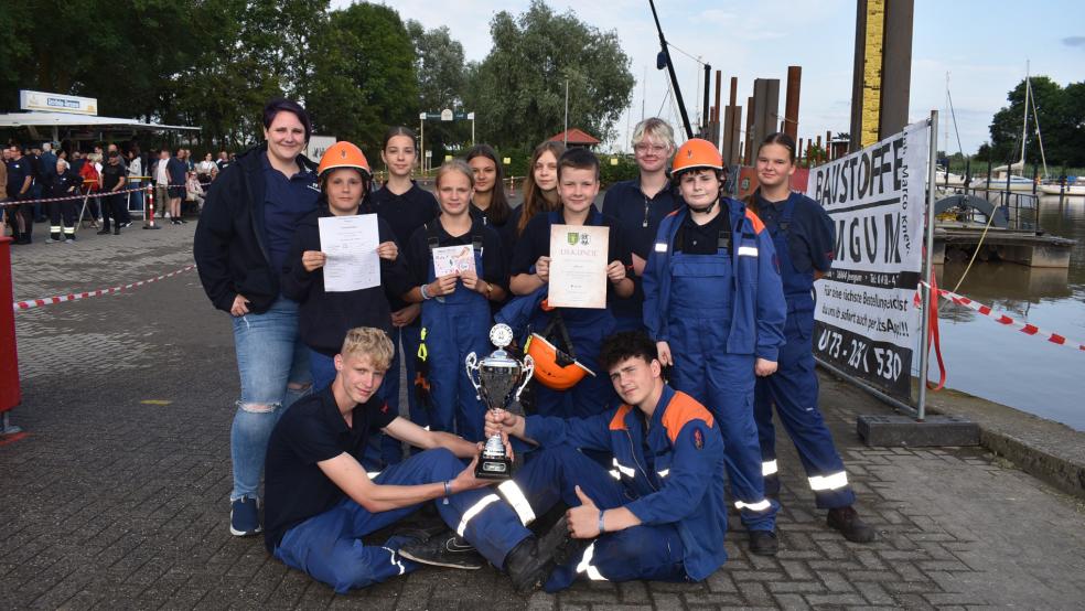 Die Jugendfeuerwehr Jemgum war Freitagabend am Schnellsten beim Wettkampf am Hafen in Jemgum. © Kuper