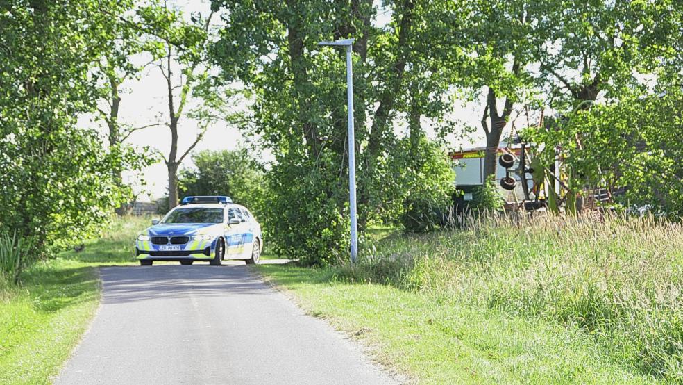 Zwei Menschen mussten heute morgen nach einem Unfall in Bunderhammrich ärtlich behandelt werden. Ein Teleskoplader war in einem Graben gelandet. © Wolters