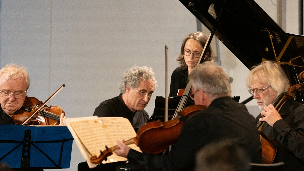 Der Pianist und künstlerische Leiter des Festivals, Matthias Kirschnereit, spielte gemeinsam mit dem renommierten Stamitz Quartett ein rein tschechisches Programm.  © Krämer
