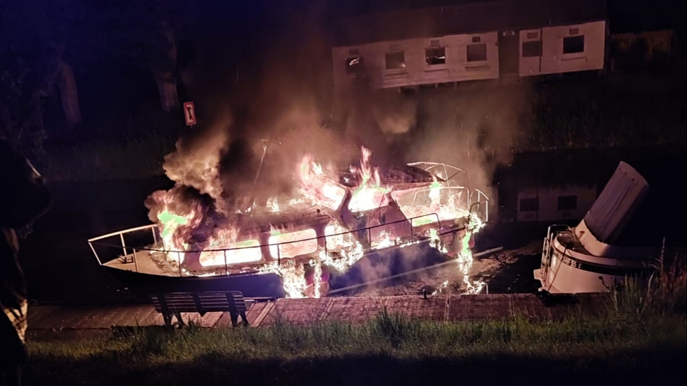 Die Flammen haben das Motorboot komplett zerstört. © Feuerwehr