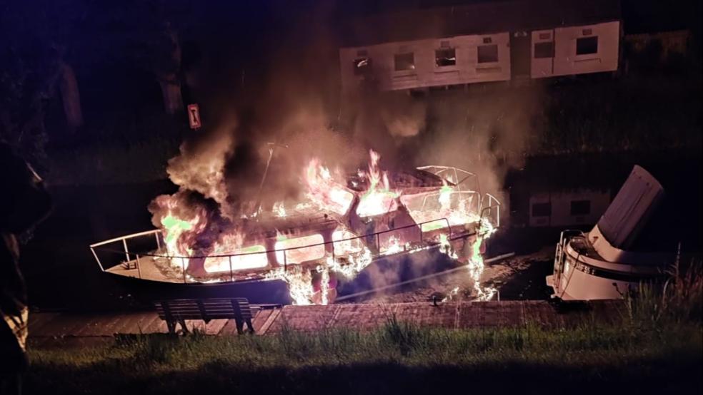 Die Flammen haben das Motorboot komplett zerstört. © Feuerwehr