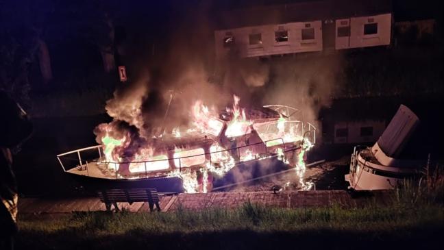 Motorboot durch Feuer komplett zerstört