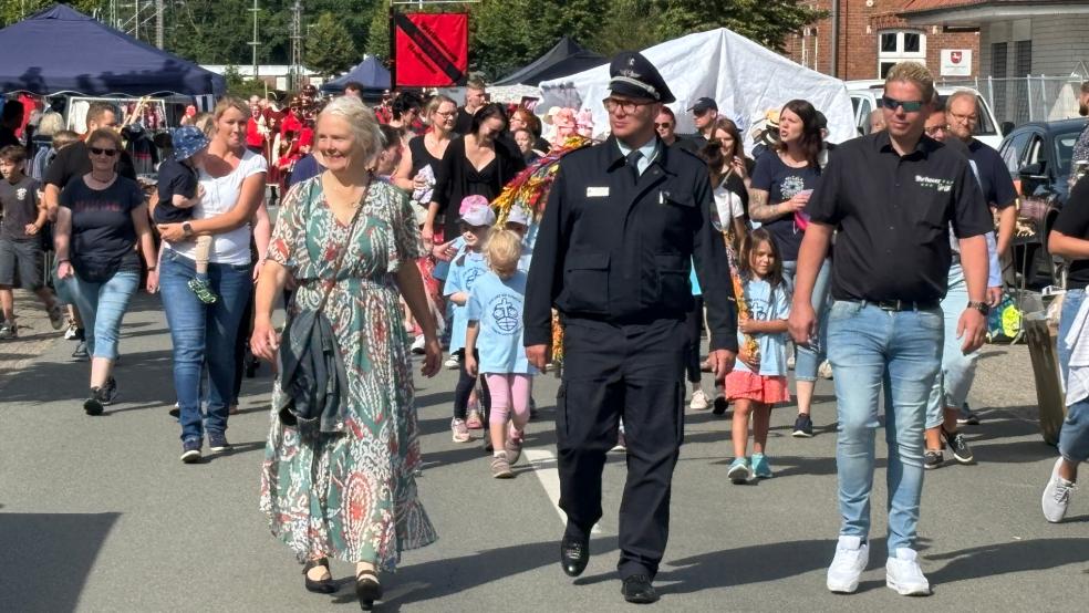 Im großen Tross und mit Unterstützung des Spielmannszuges Flachsmeer ging es am Samstagvormittag vom Wohnhaus des Ortsbürgermeisters Beene Oldigs zur Eröffnungs-Zeremonie auf den Festplatz. Dabei war die Situation der Meyer Werft ein beherrschendes Thema der Reden zur Markteröffnung. © Zein