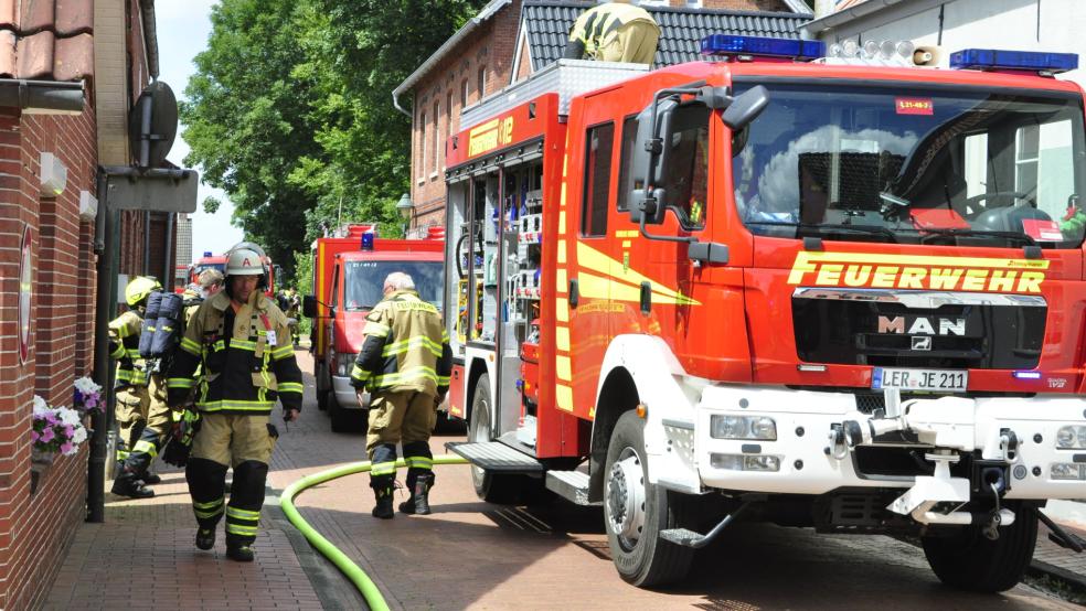 Die Feuerwehren der Gemeinde Jemgum waren im Einsatz, um einen brennenden Carport im Ortskern von Jemgum zu löschen. © Wolters