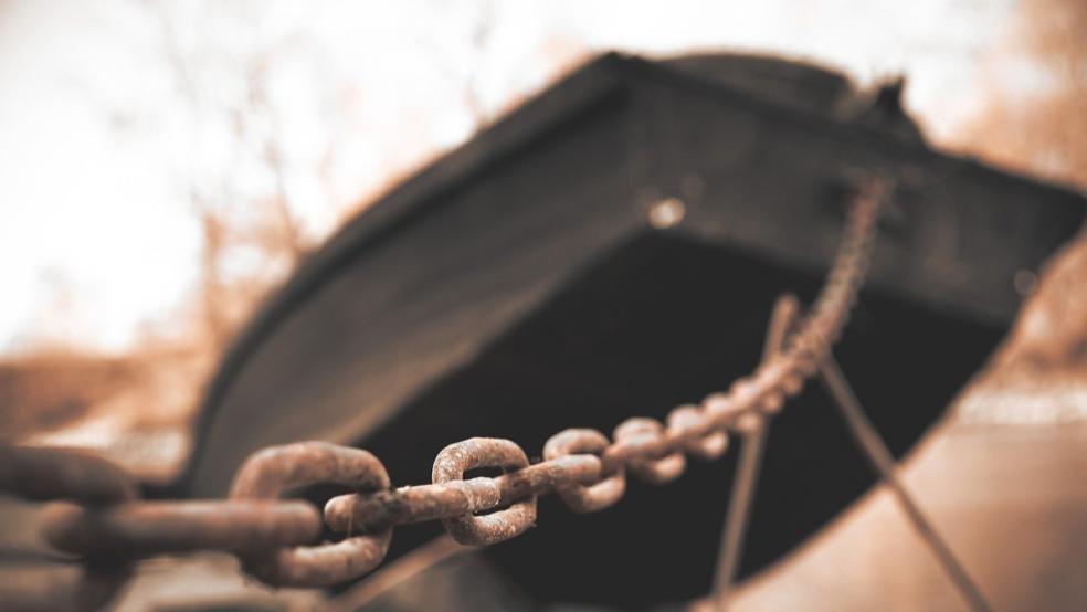 Ein altes Boot, hier ein Symbolbild, hat ein 27-Jähriger bei einer Feier in Papenburg angezündet. Die Feuerwehr rückte an. © Pixabay