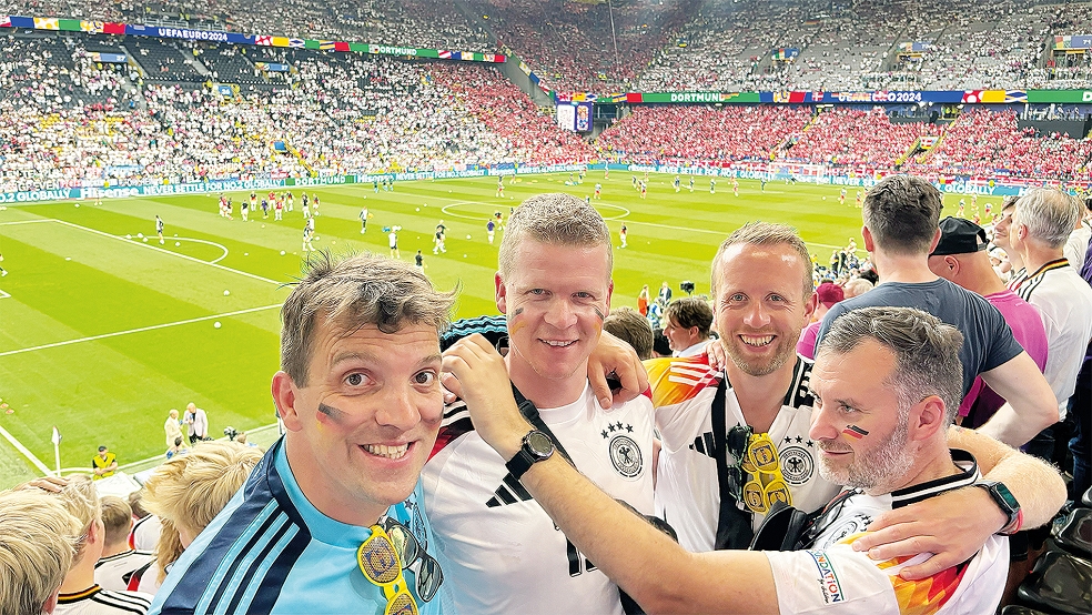 Volker Wirtjes (von links), Christian Meyer, Thomas Girod und Stefan Rieks verfolgten den Achtelfinalsieg der deutschen Nationalmannschaft im Dortmunder Stadion.  © Foto: privat