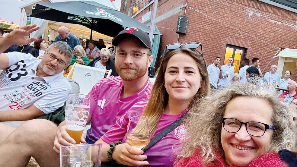 Joachim, Renke und Femke Haken sowie Evgenia Aniskin beim Fußballgucken in Weener.  © Foto: Bruins