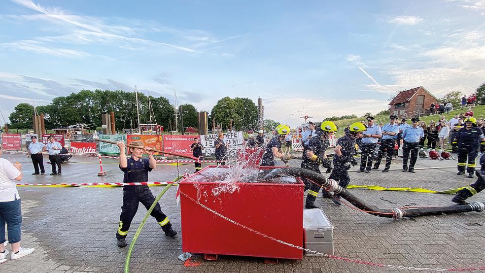 Das Wasser zum »Löschen« fließt erst, wenn das vierteilige Saugrohr im Tank liegt; dessen Kuppeln gehört zu den kritischen Momenten des Wettkampfes.  © Fotos: Kuper