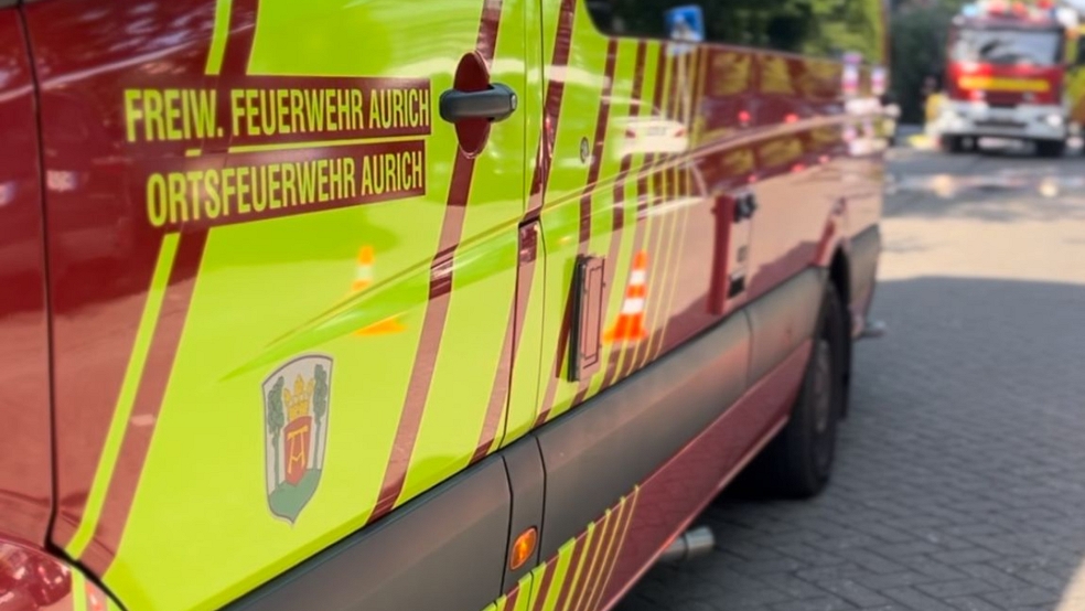 Einsatzkräfte der Ortsfeuerwehr Aurich gingen mit zwei Atemschutztrupps in die verrauchten Räumlichkeiten vor und setzten CO2-Löscher zur Brandbekämpfung ein. © Hilko Eiben (Feuerwehr)
