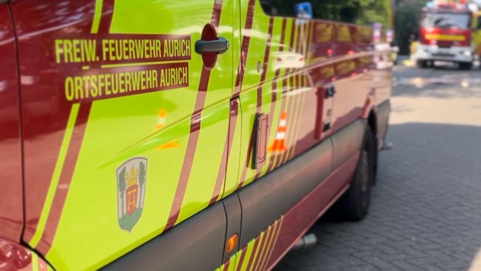 Einsatzkräfte der Ortsfeuerwehr Aurich gingen mit zwei Atemschutztrupps in die verrauchten Räumlichkeiten vor und setzten CO2-Löscher zur Brandbekämpfung ein. © Hilko Eiben (Feuerwehr)