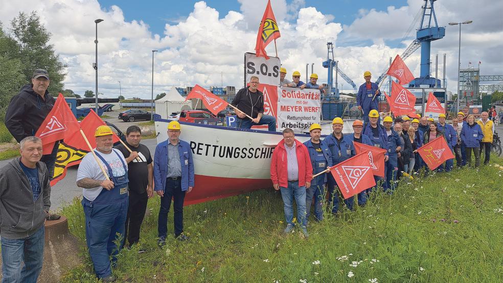 Vor dem Haupttor der Meyer Werft in Papenburg versammelten sich heute Beschäftigte zusammen mit dem Betriebsratsvorsitzenden Andreas Hensen und dem Ersten Bevollmächtigten der IG Metall Leer-Papenburg, Thomas Gelder (Vierter und Fünfter von links stehend). Dort steht seit Freitag ein »Rettungsschiff« als Zeichen der Solidarität im Kampf um den Werft-Standort.  © Foto: Szyska
