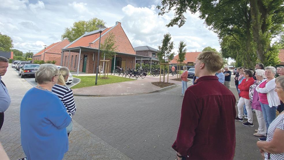 Mit einer Ansicht von außen startete Architekt Alexander Frisch die Führungen durch das neue Trauerzentrum der reformierten Kirchengemeinde Bunde am Friedhofsweg/Achterum. Danach ging es ins Innere der beiden Gebäude.  © Foto: Kuper 