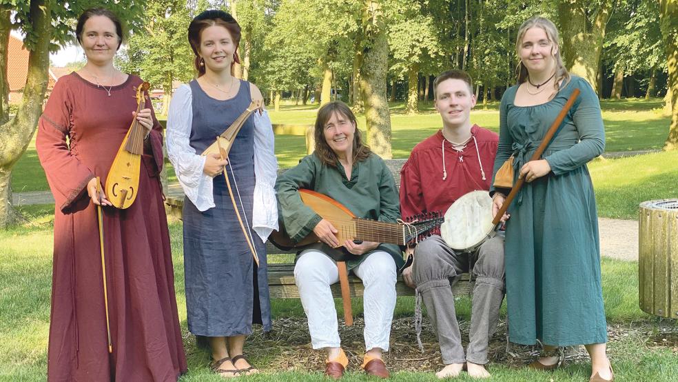 Traten im Steinhaus in Bunderhee auf (von links): Arwen Bouw, Johanne Wienroth, Ute Schildt, Andreas Seifert und Marie Wienroth von »Schnurrpfeyfferey«.  © Foto: Kuper