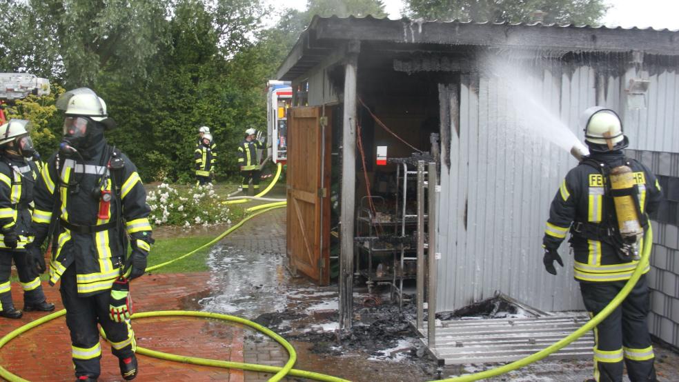 Die Feuerwehr löschte den brennenden Schuppen zügig. © Busemann