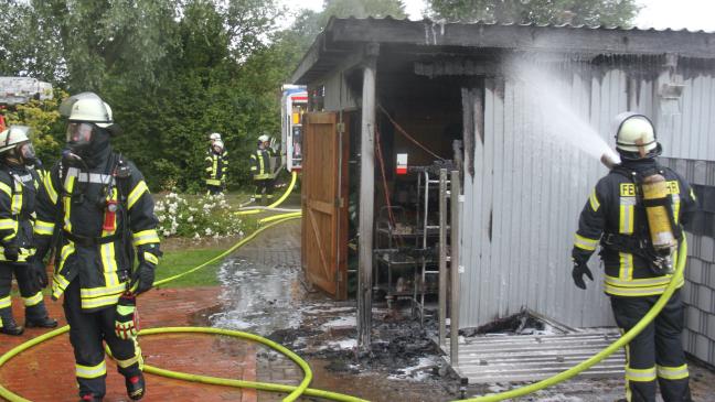 Schuppen am Weeneraner Hafen in Brand