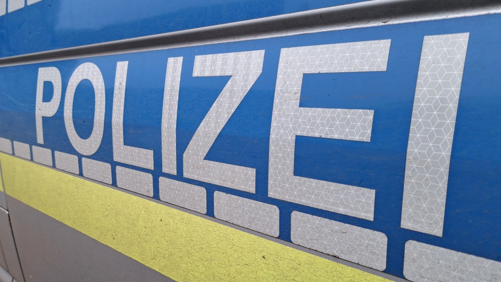 Zum Unfallzeitpunkt sollen mehrere mit Luftballons geschmückte Traktoren auf der Steinhausstraße in Richtung Bunde gefahren sein. Die Polizei bittet um Hinweise. © Szyska (Symbolfoto)