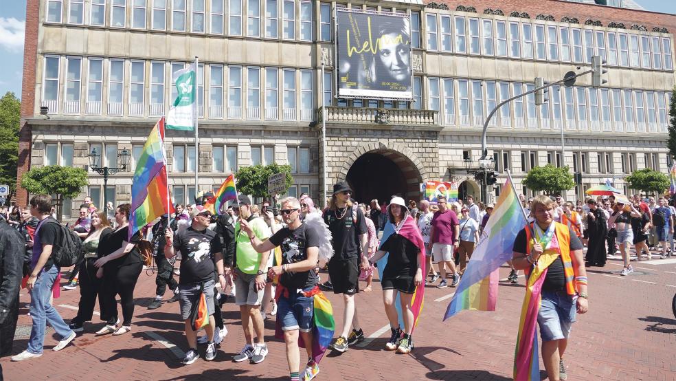 Die Demonstranten vor dem Emder Rathaus.  © Fotos: Jürgens